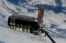 Kapal Kargo Cygnus Tiba...