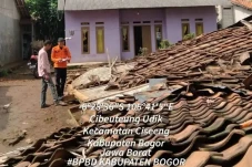 Diterjang Angin Kencang,...