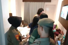Sedang Asyik Memadu...
