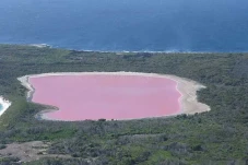 Air Danau Hillier Berwarna...