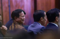 Prabowo dan Jokowi Duduk...