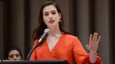 Anne Hathaway Bicara...