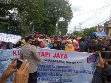 Ketika Ratusan Emak-emak...