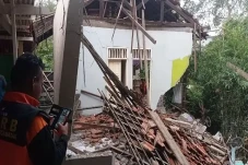 Rumah Ambruk Tergerus...