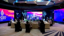 Dampingi Ibu Negara...