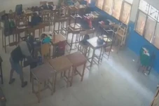 Curi HP di Ruang Kelas...