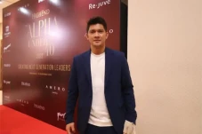 Iko Uwais Raih Gelar...