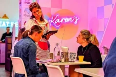 Profil Karens Diner,...