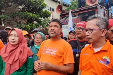 Tuntut Upah Minimum...