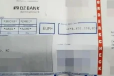 Pria Ini Temukan Cek...