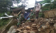 Turap Ambrol, 2 Rumah...
