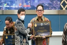 Bank DKI Raih Penghargaan...