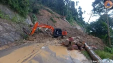 Jalan Tertimbun Longsor,...
