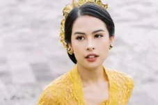 Maudy Ayunda Kenakan...