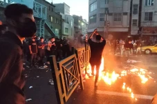 Iran Dilaporkan Hukum...