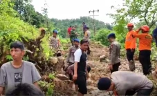 Tanah Longsor Tutup...