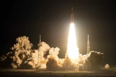 Sukses Luncurkan Artemis...