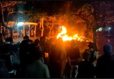 Sekelompok Massa Mengamuk,...