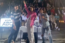 Elma dan Christie Tampil...