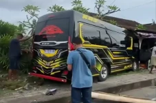 Minibus Rombongan Turis...