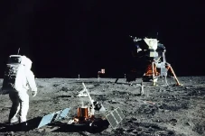 Orang Pertama di Bulan...