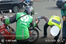 Polisi Bantu Driver...