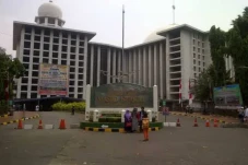 Inilah Masjid dan Gereja...