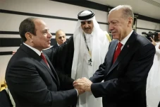 Sisi dan Erdogan Berjabat...