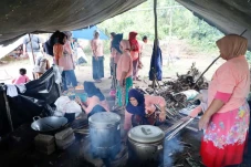 Bantu Korban Gempa Cianjur,...