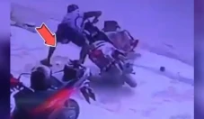 Viral! Wanita Ini Tersungkur...