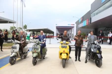 Piaggio Kenalkan Vespa...