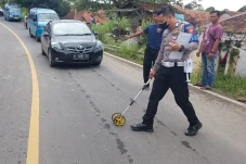 Truk Tabrak Pembatas...