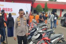 Beraksi 100 Kali, Komplotan...