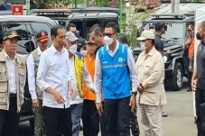 Presiden Tinjau Posko...