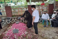 Isak Tangis Warnai Pemakaman...
