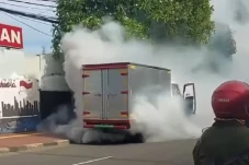 Mobil Boks Terbakar...