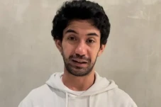 Reza Rahadian Hadapi...