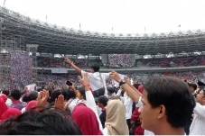 Kenakan Kostum Merah...