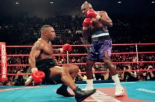 4 Rekor Evander Holyfield...