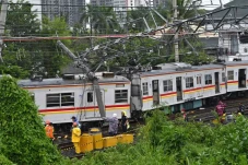 KRL yang Anjlok di Kampung...
