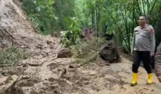 Longsor Tutup Jalan...