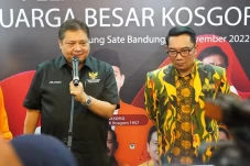 Di Depan Airlangga Berseragam...