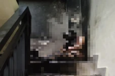 Siram Diri dengan Bensin,...