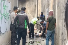 Jatuh dari Flyover Kemayoran,...
