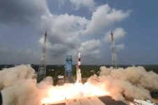 India Luncurkan Satelit...