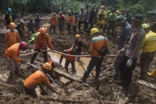 BMKG Catat 327 Gempa...