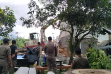 Berdiri di DAS Ciliwung,...