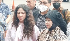 Dampingi Putrinya Temui...
