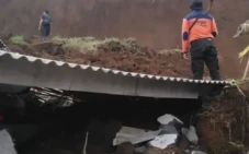 4 Rumah Warga Suku Tengger...