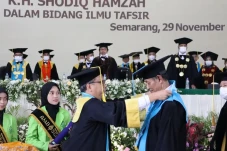 KH Shodiq Hamzah Terima...